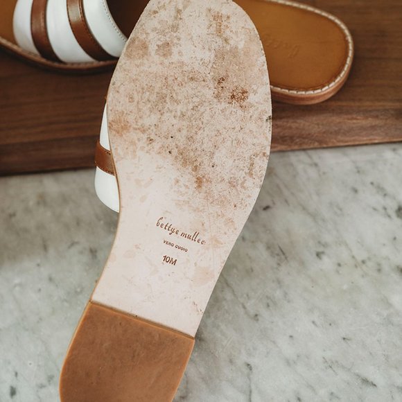 Bettye Muller New York Karson Flat Buckle Sandals sz 10 M Leather Retailed $199 - Picture 4 of 4